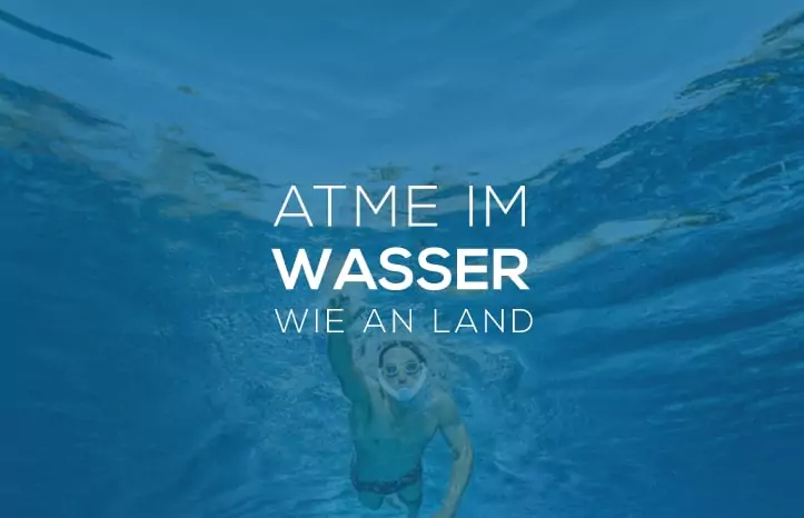 Schwimmer mit AMEO Powerbreather unter Wasser im Schwimmbecken mit dem Slogan „Atme im Wasser wie an Land“
