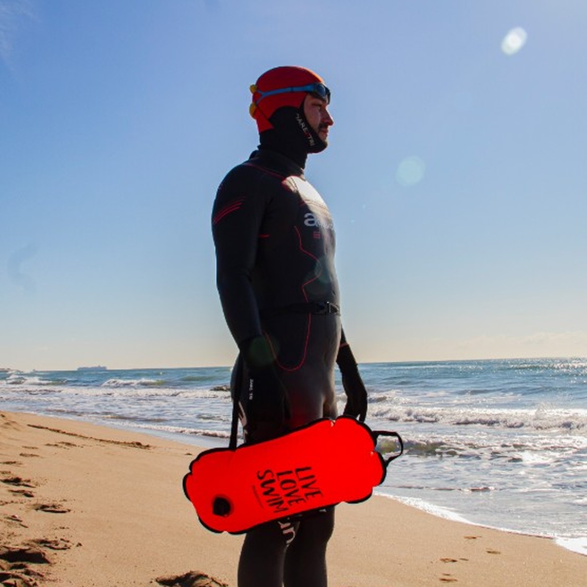 BUDDYSWIM SAFETY BUOY ULTRALIGHT am Strand